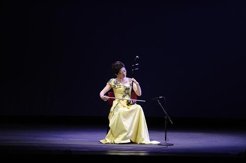 9月21日,在美國首都華盛頓肯尼迪表演藝術(shù)中心歌劇廳,中國二胡演奏家于紅梅表演《花梆子》。新華社記者 張軍 攝