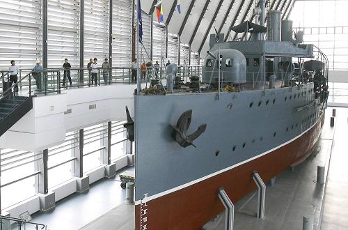 9月26日,觀眾在湖北武漢江夏金口古鎮(zhèn)中山艦博物館參觀。在辛亥革命一百周年紀(jì)念日即將到來(lái)之際,位于湖北武漢江夏區(qū)金口古鎮(zhèn)的中山艦旅游區(qū)正式對(duì)外開(kāi)放。中山艦旅游區(qū)是當(dāng)前武漢市建設(shè)規(guī)模最大的主題公園式博物館,其核心部分是中山艦博物館。中山艦博物館9月26日起對(duì)外開(kāi)放,展覽分為“中山艦復(fù)原陳列”、“中山艦艦史陳列”、“中山艦出水文物精品陳列”三大部分。 新華社發(fā)(周?chē)?guó)強(qiáng) 攝)