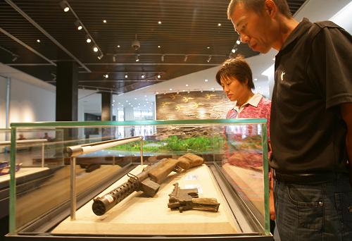 9月26日,觀眾在湖北武漢江夏金口古鎮(zhèn)中山艦博物館參觀展出的文物。新華社發(fā)(周?chē)?guó)強(qiáng) 攝)