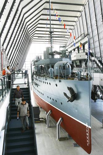 9月26日,觀眾在湖北武漢江夏金口古鎮(zhèn)中山艦博物館參觀。 新華社發(fā)(周?chē)?guó)強(qiáng) 攝)