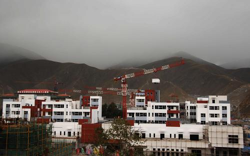 這是由中國中鐵建工集團援建、即將竣工的玉樹縣結(jié)古鎮(zhèn)勝利路商住組團的部分商住樓(9月29日攝)。記者從青海省玉樹災(zāi)后重建指揮部獲悉,截至9月底,玉樹災(zāi)后重建已累計完成投資139.74億元。玉樹地震災(zāi)后重建項目總數(shù)為1364個。根據(jù)青海省玉樹地震災(zāi)后重建工作領(lǐng)導小組的安排,今年玉樹重建將投入資金200億元,擬安排項目798項,力爭完成全部重建項目規(guī)劃設(shè)計和農(nóng)村住房重建,完成大部分城鎮(zhèn)住房重建,開工建設(shè)大部分公共服務(wù)設(shè)施和基礎(chǔ)設(shè)施項目,形成150億元的實物量。目前,玉樹縣結(jié)古鎮(zhèn)13所學校已經(jīng)基本竣工。明年3月,轉(zhuǎn)移到省外就讀的5074名學生將在新校舍中迎接新學期。新華社記者 吳光于 攝