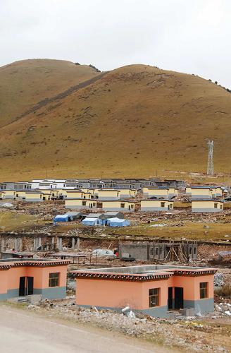 這是由中國中鐵二局援建、現(xiàn)已竣工的玉樹縣下拉秀鎮(zhèn)農(nóng)牧民住房(9月30日攝)。新華社記者 吳光于 攝