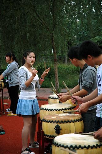 10月11日,絳州鼓樂團(tuán)的鼓手在新絳縣職業(yè)教育中心向中學(xué)生們傳授鼓樂技藝。新華社記者 王飛航 攝