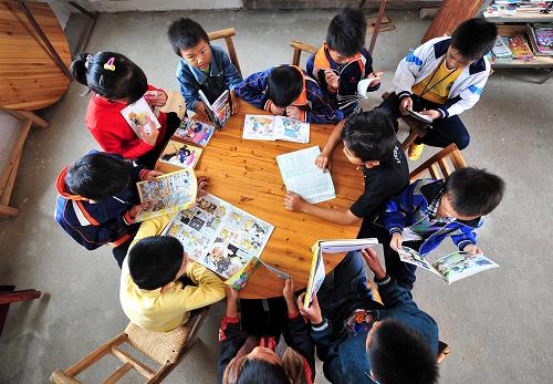 在廣西南寧市賓陽縣中華鎮(zhèn)興隆村,一些小朋友在農(nóng)家書屋里看書(10月3日攝)。新華社記者 黃孝邦 攝