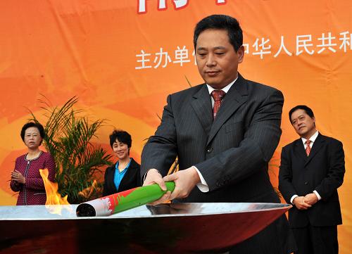10月13日,南昌市市長陳俊卿點(diǎn)燃圣火盆。當(dāng)日,第七屆全國城市運(yùn)動會圣火“幸福之光”抵達(dá)最后一站“人民軍隊的搖籃”——南昌進(jìn)行傳遞,60名火炬手在現(xiàn)場2萬名群眾的吶喊助威聲中,完成了總長7.2公里的傳遞之路。 新華社記者章武攝