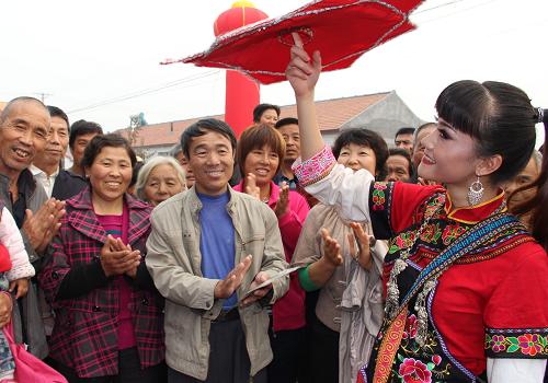 10月12日,在山東博興縣店子鎮(zhèn)耿郭村,戲劇演員和當(dāng)?shù)剞r(nóng)民進(jìn)行互動交流,指導(dǎo)他們學(xué)習(xí)戲曲動作。當(dāng)日,第八屆中國濱州·博興小戲藝術(shù)節(jié)活動進(jìn)行到第4天,山東博興縣店子鎮(zhèn)耿郭村的農(nóng)民群眾迎來了當(dāng)天4場小戲劇目的展演評比。“小戲藝術(shù)節(jié)”以弘揚(yáng)戲曲文化為宗旨,每年舉辦一屆。今年,來自全國各地的23個劇團(tuán)參加藝術(shù)節(jié)活動,演出包括花鼓戲、花燈戲、柳琴戲、滬劇、粵劇、墜子戲、梆子戲等17個劇種的23個劇目。新華社發(fā)(陳彬 攝)