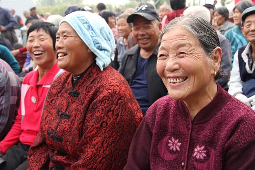 10月12日,在山東博興縣店子鎮(zhèn)耿郭村,農(nóng)民群眾高興地觀賞“小戲比賽”。 新華社發(fā)(陳彬 攝)