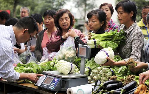 10月13日,在蘇州市城北街大觀名園社區(qū),居民在汽車蔬菜超市選購新鮮蔬菜。新華社發(fā)(李俊鋒 攝)