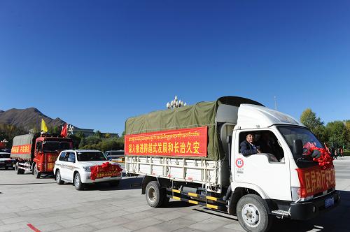 10月13日,駐村工作隊車輛從拉薩出發(fā)。新華社記者 文濤 攝
