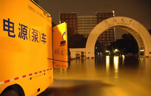10月14日凌晨3點左右,一輛大型抽水車在暨南大學(xué)門口進行排水。自13日下午開始,廣州遭遇了長達十多個小時的暴雨侵襲,全市普降暴雨到大暴雨,局部特大暴雨。廣州市中心城區(qū)隨即出現(xiàn)大面積積水,全市多處出現(xiàn)水浸街現(xiàn)象,崗頂?shù)?2個點內(nèi)澇嚴重。14日凌晨3點,雨勢有所減弱。但當記者連夜冒雨趕到位于廣州市天河區(qū)的暨南大學(xué)門口時,發(fā)現(xiàn)暨南大學(xué)半圓形的校門依舊矗立在一片汪洋之中。一輛車從校門側(cè)邊駛過,推起的波浪如同海浪。為應(yīng)對暴雨,廣州三防部門設(shè)置了115個布防點,派出了2875名專業(yè)搶險人員,出動501臺專用車輛及各類搶險的抽水泵共計1042臺。10月14日早晨8點,陽光照耀,在廣州市梅花路與東風(fēng)路交界路口,車流如水人行來往。從睡夢里醒來開始新的一天的市民或許不知道,路邊臺階上一條條的水痕,記錄著昨天夜里,廣州市與一場突如其來的暴雨的通宵對抗戰(zhàn)。新華社記者 梁志瑋 攝