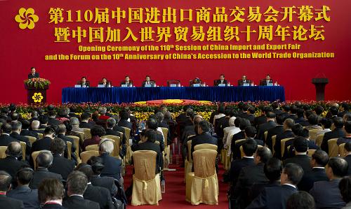 10月14日,第110屆中國進(jìn)出口商品交易會(huì)(廣交會(huì))開幕式暨中國加入世界貿(mào)易組織十周年論壇在廣州隆重舉行。中共中央政治局常委、國務(wù)院總理溫家寶出席開幕式并發(fā)表講話。新華社記者 李學(xué)仁 攝