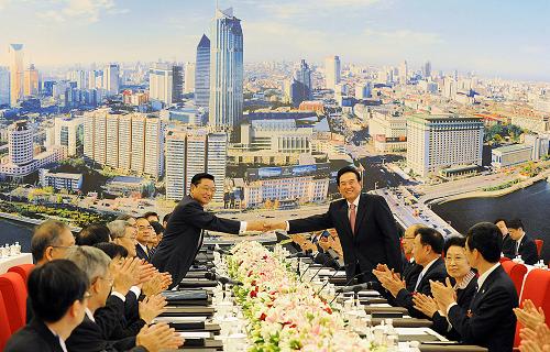 10月20日,海協(xié)會(huì)會(huì)長(zhǎng)陳云林和?;鶗?huì)董事長(zhǎng)江丙坤在會(huì)談前握手。當(dāng)日,海峽兩岸關(guān)系協(xié)會(huì)與臺(tái)灣海峽交流基金會(huì)第七次領(lǐng)導(dǎo)人會(huì)談在天津舉行。 新華社記者 何俊昌 攝