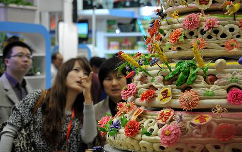10月20日,觀眾在農(nóng)博會(huì)上欣賞花饃作品。當(dāng)日,第二屆中國(guó)(山西)特色農(nóng)產(chǎn)品交易博覽會(huì)在太原中國(guó)煤炭交易中心開(kāi)幕,有1649家國(guó)內(nèi)外企業(yè)參展,4926種特色農(nóng)產(chǎn)品亮相。新華社記者 武敵 攝