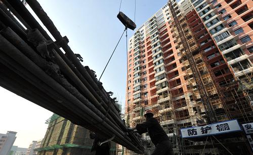 工人在合肥市一處公租房建設(shè)工地施工(10月31日攝)。今年以來,安徽省保障房建設(shè)迅速推進,截至10月,安徽省共開工各類保障性住房和實施棚戶區(qū)改造住房39.8萬套,已完成國家下達該省全年實物目標(biāo)任務(wù)的100.7%,提前完成國家下達安徽省的保障房實物建設(shè)目標(biāo)。新華社記者 劉軍喜 攝