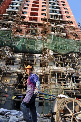 一名工人合肥市一處公租房建設(shè)工地施工(10月31日攝)。新華社記者 劉軍喜 攝