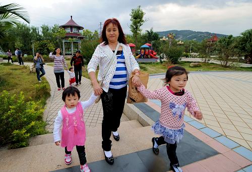 村民在亭江鎮(zhèn)西邊村象山公園游玩(11月1日攝)。福建省福州市馬尾區(qū)亭江鎮(zhèn)是福建著名的僑鄉(xiāng)。這個鎮(zhèn)目前常住人口2.8萬人,旅居海外的僑胞及港澳臺同胞達5萬余人。近年來,旅居海外的僑胞踴躍捐資人民幣累計3億多元,用于家鄉(xiāng)文化娛樂設(shè)施建設(shè),在當(dāng)?shù)卣嘘P(guān)部門的監(jiān)管下,他們捐贈的每一分錢都用在公益事業(yè)上。如今,大大小小的鄉(xiāng)村圖書館、鄉(xiāng)村公園、鄉(xiāng)村體育健身中心等設(shè)施齊全,環(huán)境優(yōu)美的文化娛樂場所在這里落地生根,極大地豐富了村民的文化娛樂生活。新華社記者 張國俊 攝