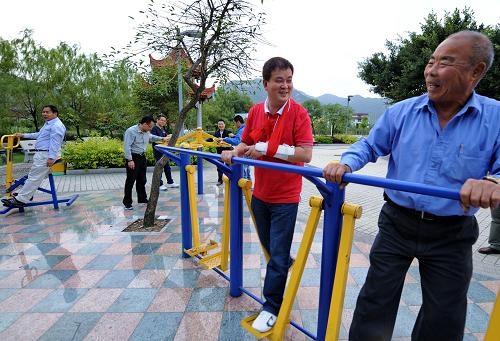 村民在亭江鎮(zhèn)西邊村象山公園健身(11月1日攝)。新華社記者 張國俊 攝