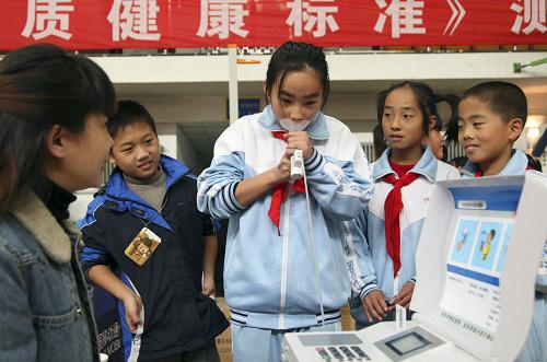 11月1日,學(xué)生們正在進(jìn)行肺活量測試。新華社發(fā)(卜向東 攝)
