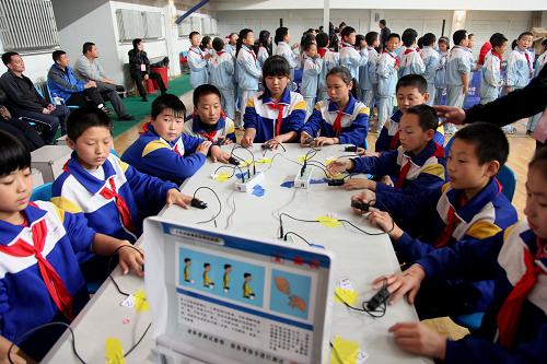 11月1日,學(xué)生們正在測量脈搏。新華社發(fā)(卜向東 攝)
