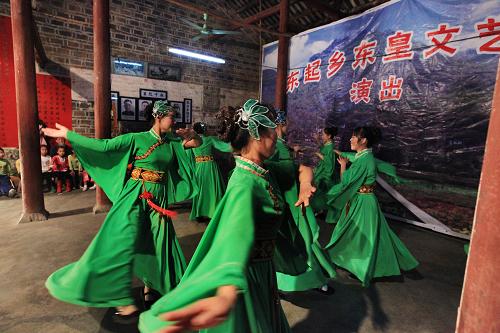 11月1日,在柳州市融安縣東起鄉(xiāng)東皇屯,文藝隊員在表演節(jié)目。新華社發(fā)(譚凱興 攝)