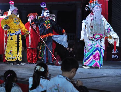 11月1日,小觀眾在觀看山東鄒平縣司家村莊戶劇團演出的京劇《空城計》。新華社發(fā)(董乃德 攝)