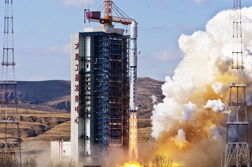 11月9日11時21分,載有“遙感衛(wèi)星十二號”衛(wèi)星和“天巡一號”衛(wèi)星的“長征四號乙”運載火箭從太原衛(wèi)星發(fā)射中心點火升空。當日,我國在太原衛(wèi)星發(fā)射中心用“長征四號乙”運載火箭,成功將“遙感衛(wèi)星十二號”送入太空。同時,成功搭載發(fā)射了“天巡一號”衛(wèi)星。“遙感衛(wèi)星十二號”由中國航天科技集團公司空間技術(shù)研究院負責研制生產(chǎn),主要用于科學(xué)試驗、國土資源普查、農(nóng)作物估產(chǎn)及防災(zāi)減災(zāi)等領(lǐng)域。搭載的“天巡一號”衛(wèi)星由南京航空航天大學(xué)研制,主要用于技術(shù)驗證實驗。“長征四號乙”運載火箭由中國航天科技集團公司所屬的上海航天技術(shù)研究院研制,此次發(fā)射是長征系列運載火箭的第150次飛行。新華社記者 劉彬 攝