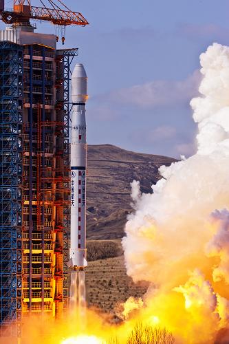 11月9日11時21分,載有“遙感衛(wèi)星十二號”衛(wèi)星和“天巡一號”衛(wèi)星的“長征四號乙”運載火箭從太原衛(wèi)星發(fā)射中心點火升空。新華社記者 劉彬 攝