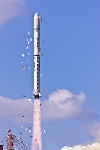 11月9日11時21分,載有“遙感衛(wèi)星十二號”衛(wèi)星和“天巡一號”衛(wèi)星的“長征四號乙”運載火箭從太原衛(wèi)星發(fā)射中心點火升空。新華社記者 劉彬 攝