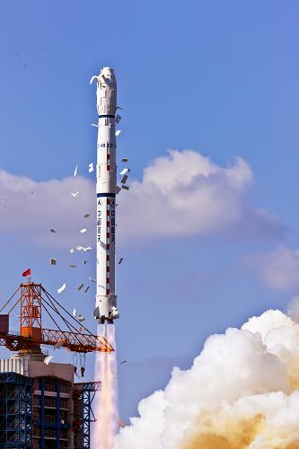 11月9日11時21分,載有“遙感衛(wèi)星十二號”衛(wèi)星和“天巡一號”衛(wèi)星的“長征四號乙”運載火箭從太原衛(wèi)星發(fā)射中心點火升空。新華社記者劉彬攝