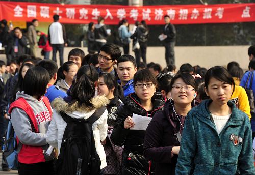 11月9日,濟(jì)南市招生辦設(shè)置在歷山劇院的碩士研究生入學(xué)考試報(bào)名現(xiàn)場(chǎng)確認(rèn)點(diǎn)進(jìn)行網(wǎng)報(bào)信息確認(rèn)系統(tǒng)試運(yùn)行,一批考研培訓(xùn)機(jī)構(gòu)的培訓(xùn)學(xué)生參與系統(tǒng)測(cè)試,確保10日正式開(kāi)始的考研報(bào)名網(wǎng)報(bào)信息現(xiàn)場(chǎng)確認(rèn)工作正常啟動(dòng)。根據(jù)教育部的統(tǒng)一部署,從11月10日起至14日,2012年全國(guó)碩士研究生統(tǒng)一入學(xué)考試報(bào)名進(jìn)入現(xiàn)場(chǎng)確認(rèn)階段。在此期間,報(bào)名考生須持個(gè)人有效身份證件、學(xué)歷證書(shū)、網(wǎng)上報(bào)名編號(hào)等規(guī)定材料到網(wǎng)上報(bào)名選定的報(bào)考點(diǎn)確認(rèn)報(bào)名信息、接受身份驗(yàn)證、繳納報(bào)考費(fèi)和進(jìn)行圖像信息采集,以完成報(bào)名流程。2012年全國(guó)碩士研究生統(tǒng)一入學(xué)考試初試將于2012年1月7日、8日舉行。新華社發(fā)(崔健 攝)