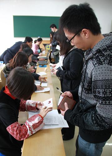 11月10日,在2012年全國(guó)碩士研究生統(tǒng)一入學(xué)考試江蘇大學(xué)報(bào)考點(diǎn),報(bào)名考生進(jìn)行身份驗(yàn)證。 新華社發(fā)(楊雨 攝)