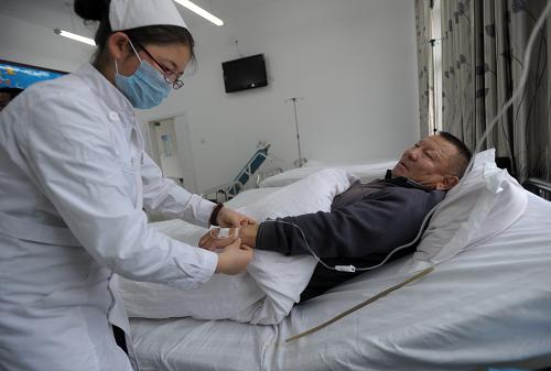 紅柳灣鎮(zhèn)衛(wèi)生院一名護(hù)士為哈薩克族牧民努史夫(右)輸液(11月20日攝)。甘肅阿克塞哈薩克族自治縣已有95%的農(nóng)牧民在縣城定居,城鎮(zhèn)化基礎(chǔ)較好。在此基礎(chǔ)上,阿克塞縣為城鄉(xiāng)居民提供一體化醫(yī)療衛(wèi)生服務(wù)。城鄉(xiāng)居民不分戶口差別,全部納入醫(yī)保,實行同一籌資和報銷標(biāo)準(zhǔn);加強了全縣3所鄉(xiāng)鎮(zhèn)衛(wèi)生院的醫(yī)療設(shè)備和人員配備;為全體城鄉(xiāng)居民建立全民健康檔案;城鄉(xiāng)所有醫(yī)護(hù)人員工資由縣財政全額承擔(dān),縣鄉(xiāng)所有醫(yī)院實行藥品“零差價”銷售等。通過這些手段,阿克塞縣實現(xiàn)了城鄉(xiāng)居民享受醫(yī)療衛(wèi)生服務(wù)“無差別”。新華社記者 聶建江 攝
