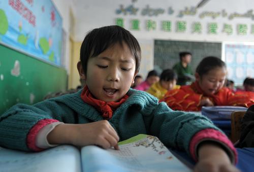 11月21日,阿克塞縣小學三年級學生在教室里上課。 在國家“兩免一補”政策的基礎上,甘肅一些教育基礎條件較好的民族自治縣不斷加大地方財政投入,推行15年免費教育。從2009年以來,已經(jīng)有阿克塞哈薩克族自治縣、肅南裕固族自治縣和積石山保安族東鄉(xiāng)族撒拉族自治縣等3個縣實現(xiàn)了15年免費教育。天祝藏族自治縣的15年免費教育計劃已經(jīng)通過當?shù)厝舜鬀Q議,將于2012年春季開始實施。 新華社記者 聶建江 攝