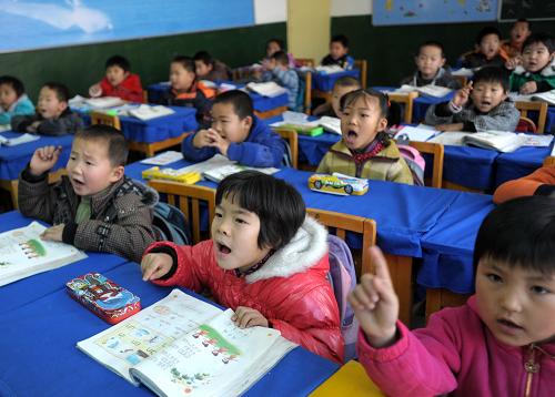 11月21日,阿克塞縣小學一年級4班學生在教室里上課。新華社記者 聶建江 攝