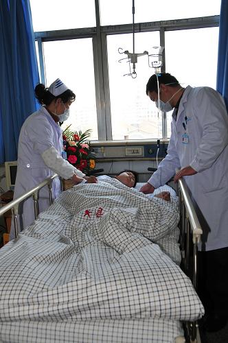 12月13日,一名受傷小學(xué)生在豐縣中醫(yī)院接受治療。新華社記者 劉兆權(quán) 攝