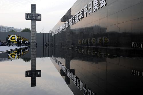 12月13日,武警戰(zhàn)士在集會(huì)上為南京大屠殺遇難同胞敬獻(xiàn)花圈。新華社記者 韓瑜慶 攝