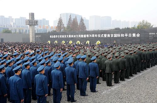 12月13日,解放軍官兵和各界群眾一道在集會(huì)上憑吊遇難者。新華社記者 孫參 攝