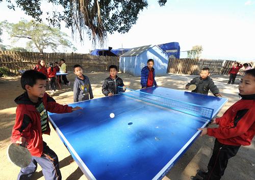 1月12日,崗勐帳篷小學(xué)的學(xué)生們放假離校前在校園里打乒乓球。當(dāng)日,在2011年“3·10”地震中受災(zāi)嚴(yán)重的云南省盈江縣平原鎮(zhèn)崗勐中心小學(xué)開(kāi)始放寒假,500多名小學(xué)生在防震棚中上完當(dāng)天最后一堂課后,陸續(xù)離校回家過(guò)春節(jié)。地震造成該校2166平方米校舍損毀,住校生一直在帳篷中上課和住宿。目前,恢復(fù)重建的新校舍已初具規(guī)模。新華社記者 陳海寧 攝