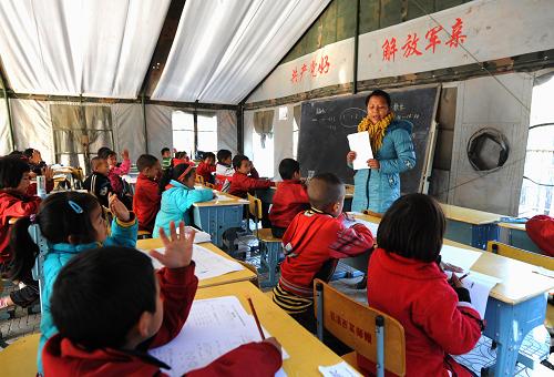 1月12日,一年級(jí)小學(xué)生在帳篷里上當(dāng)天最后一節(jié)課。新華社記者 陳海寧 攝