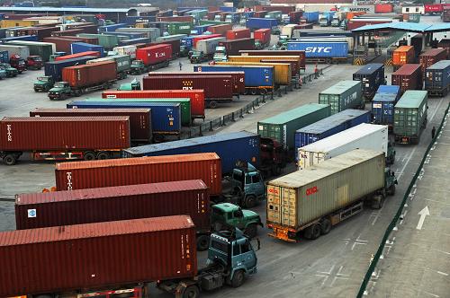 滿載出口商品的集裝箱車隊(duì)在浙江省義烏市國(guó)際物流中心等待通關(guān)(2011年12月19日攝)。新華社記者 譚進(jìn) 攝