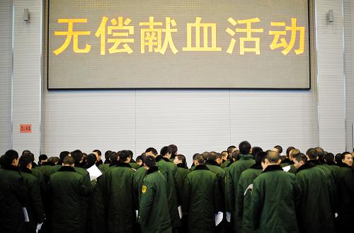2月2日,消防官兵在排隊(duì)獻(xiàn)血。目前,受季節(jié)性供血規(guī)律影響,湖南長沙血庫告急,庫存為2000袋左右,僅可以維持5天的用血需求,全市臨床供血啟動(dòng)一級響應(yīng)。作為應(yīng)急獻(xiàn)血團(tuán)體,湖南消防總隊(duì)了解到這一消息后積極響應(yīng),組織了新兵團(tuán)的500多名官兵在訓(xùn)練基地參加自愿無償獻(xiàn)血,戰(zhàn)士們的獻(xiàn)血量最少可以緩解一天的用血需求。新華社記者 白禹 攝