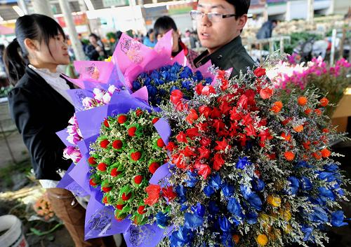 2月12日,顧客在云南呈貢斗南花卉市場內購買鮮花和干花。2月14日“情人節(jié)”來臨之際,國內花卉大省云南省的大批鮮花集中上市,用于供應節(jié)日市場。新華社記者 藺以光 攝
