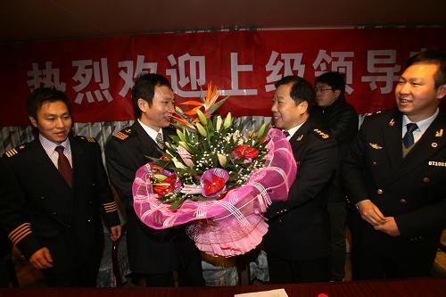 2月12日,“中河”輪船長(zhǎng)林友鳳(左二)、政委陳永杰(左一)代表全體船員接受鮮花。在巴布亞新幾內(nèi)亞救助29名外籍落水人員的中遠(yuǎn)集團(tuán)“中河”輪當(dāng)日上午抵達(dá)寧波北侖港遠(yuǎn)東碼頭。2月2日,“中河”輪在航行至巴布亞新幾內(nèi)亞所羅門海域時(shí),獲悉其南邊20海里處一客輪遇險(xiǎn)沉沒(méi),船上300余人落水。“中河”輪隨即折返至客輪出事海域參與救援,先后救起兩個(gè)救生筏上的29名人員,并為其提供飲食和醫(yī)療服務(wù)。“中河”輪將獲救人員安全送達(dá)指定地點(diǎn)后,返航北上,按原定計(jì)劃駛抵寧波。新華社發(fā)(張培堅(jiān) 攝)