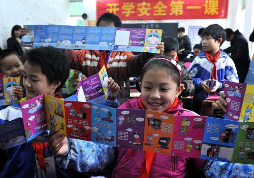 2月13日,廣西南寧市外來務工人員子弟學校——金太陽小學的孩子們在閱讀剛領到的《小學生安全手風琴》漫畫宣傳冊。當日,廣西南寧市中小學正式開學上課,該市公安局為全市外來務工人員子女送上3份“安全”禮物:為全市外來務工人員子弟學校選配法制輔導員;加強外來務工人員子弟學校周邊治安和交通整治;優(yōu)先為外來務工人員子女發(fā)放《小學生安全手風琴》漫畫宣傳冊。據(jù)統(tǒng)計,目前南寧市接收外來務工人員子女就讀的中小學有380所,在讀外來務工人員子女近10萬人,全市法制輔導員超過2800名。新華社記者 周華 攝