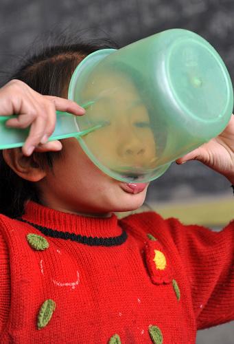 云南省陸良縣小百戶鎮(zhèn)老母村小學(xué)的一名女學(xué)生在教室里喝水(2月21日攝)。這些水是村里一個傳統(tǒng)取水點涌出的泉水,目前已經(jīng)接近枯竭。新華社記者 藺以光 攝