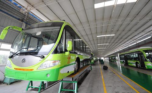 恒通電動客車公司車間內(nèi)即將下線的快速充電客車整裝待發(fā)(2月21日攝)。這款自主研發(fā)的快速充電公交客車可實現(xiàn)10分鐘快速充電,一次充電能運行30-50公里。首批25臺恒通快速充電客車從2月16日起至2月底陸續(xù)下線,投入運營。“十二五”期間,新能源汽車、裝備制造業(yè)和風電裝備將成為重慶新興產(chǎn)業(yè)的主力軍,并提供重大科技專項支持,每項科技研究投入將不少于2000萬元。通信設備、高性能集成電路、新能源汽車、軌道交通裝備、環(huán)保裝備、風電裝備及系統(tǒng)、光源設備、新材料、儀器儀表、生物醫(yī)藥等,將是戰(zhàn)略型新興產(chǎn)業(yè)高地中重點打造的產(chǎn)業(yè)集群。重慶市將把兩江新區(qū)建成以“大機構、大平臺”為特征的科技創(chuàng)新示范園,引進一批國家級院所和跨國公司技術研發(fā)機構,并在此打造創(chuàng)新中心、新能源汽車園、高端裝備產(chǎn)業(yè)園、電子信息產(chǎn)業(yè)園、新能源產(chǎn)業(yè)園、新材料產(chǎn)業(yè)園和生物醫(yī)藥產(chǎn)業(yè)園。新華社記者 李健 攝