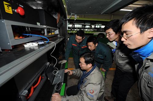 恒通電動客車公司的技術人員在檢測快速充電客車的線路(2月21日攝)。這款自主研發(fā)的快速充電公交客車可實現(xiàn)10分鐘快速充電,一次充電能運行30-50公里。首批25臺恒通快速充電客車從2月16日起至2月底陸續(xù)下線,投入運營。新華社記者 李健 攝