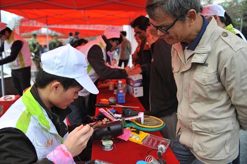 3月5日,志愿者在活動現(xiàn)場為市民免費(fèi)維修小家電。 當(dāng)日,廣東“學(xué)雷鋒全民志愿服務(wù)月”活動在廣州正式啟動。在啟動儀式現(xiàn)場,志愿者們?yōu)槭忻耖_展維修家電、免費(fèi)醫(yī)療等活動。而深受廣州市民歡迎的“西關(guān)小屋”(“西關(guān)小屋”是“幸福廣州城市志愿服務(wù)站”的昵稱)也正式升級為“志愿驛站”,并將長期為市民提供各項志愿服務(wù)。新華社記者 盧漢欣 攝