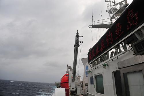 這是中國(guó)海監(jiān)50船在釣魚(yú)島附近海域航行。新華社記者 張建松 攝