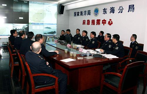 3月16日,國家海洋局東海分局應急指揮中心現(xiàn)場大屏幕正在顯示中國海監(jiān)船的巡航情況。北京時間2012年3月16日5時許,由中國海監(jiān)50、66船組成的中國海監(jiān)定期巡航編隊,抵達釣魚島及其附屬島嶼附近海域進行巡航。國家海洋局表示,中國海監(jiān)是國家海洋局領導下的海上綜合執(zhí)法力量,按照有關(guān)法律和職責的規(guī)定,依法維護我國海洋權(quán)益。此次巡航體現(xiàn)了我國政府在釣魚島及其附屬島嶼主權(quán)問題上的一貫立場。新華社發(fā)